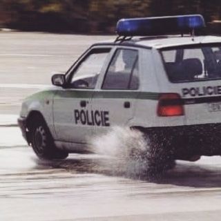 Right behind it, with lights blazing, comes the Škoda Felicia Police Edition 🚓💨 And thanks to its right of way, it’s 99.9%...