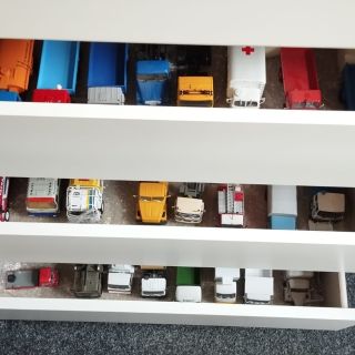 Good morning and a smooth start to the new week, everyone! ✨ ☔ The weather is far from festive, but here’s a little...